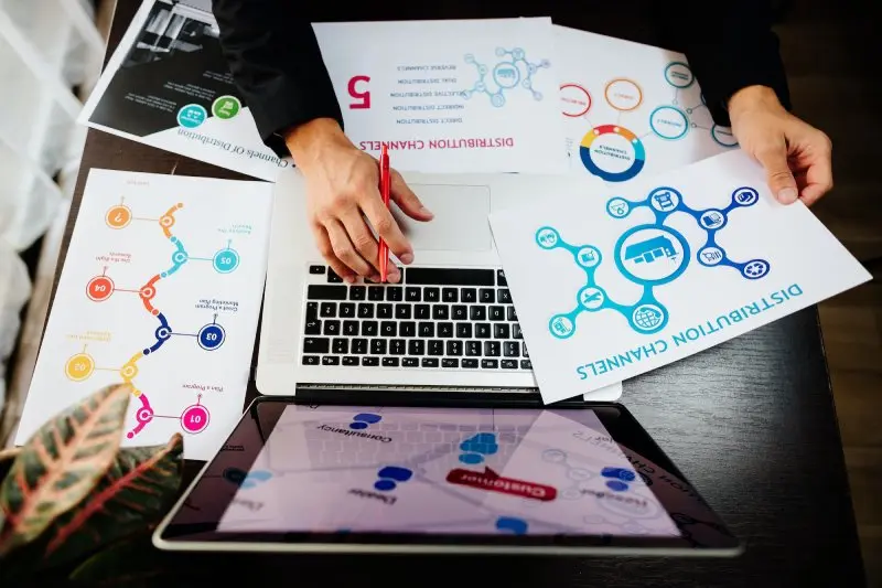 marketing-manager-making-marketing-distribution-ch